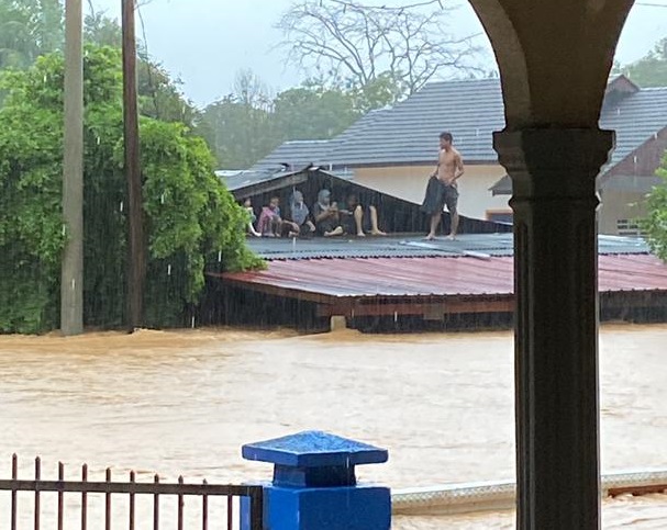 豪雨在馬來西亞半島的北部地區引發洪水，導致約1萬2,000人從家園撤離。(圖擷自推特)