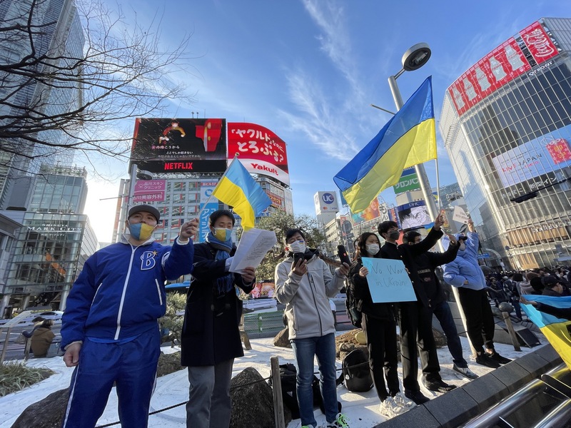俄羅斯於24日揮軍攻打烏克蘭之後，許多日本民眾打電話到駐日的烏克蘭大使館表示想捐款，烏克蘭大使館於25日開專用帳戶接受捐款。圖為日本民眾26日在東京澀谷唱烏克蘭國歌聲援烏克蘭，反對俄羅斯動武。(圖：中央社)