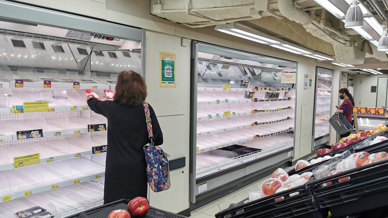 香港COVID-19疫情嚴峻，不少市民到超市搶購肉類和蔬菜等日常食品，圖為一家超市的生鮮肉品被搶購一空。(圖：中央社資料照片)
