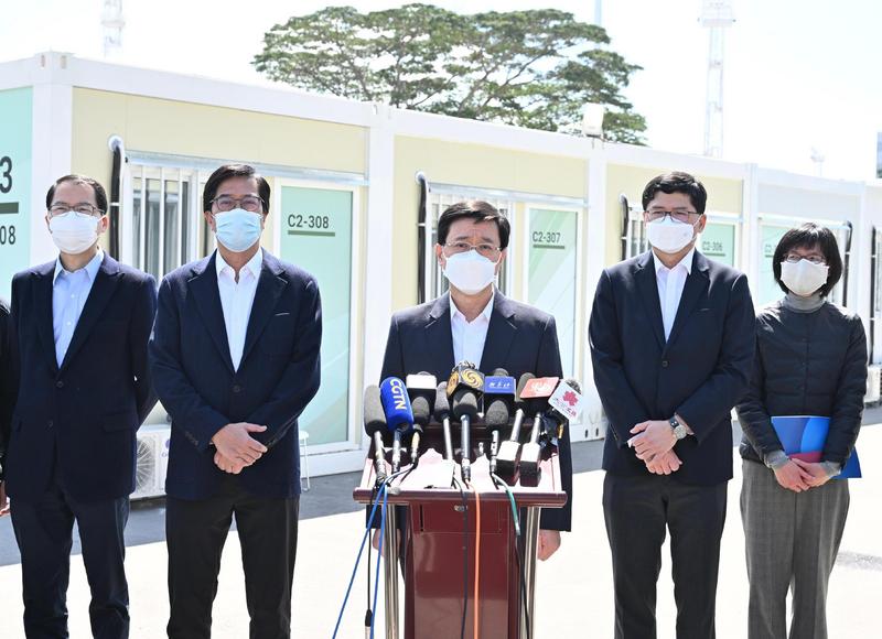 北京中央協助香港在離島青衣設立的社區隔離設施（方艙醫院）交付啟用，專門接收COVID-19確診輕症患者。圖為政務司長李家超（圖中）1日到場視察。（港府新聞處提供） (圖：中央社)
