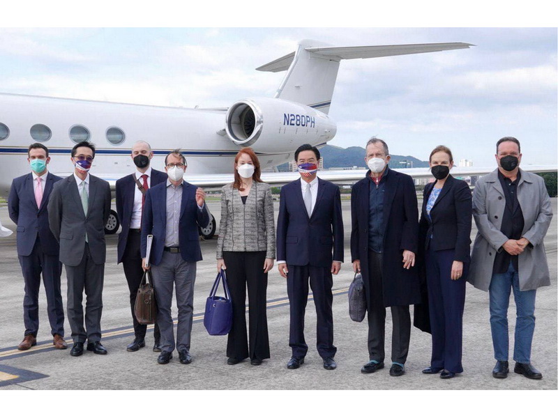 美國跨黨派資深代表團1日搭乘專機抵達松山機場，右三是美國前參謀首長聯席會議主席穆倫、右四為外長吳釗燮 (外交部提供)