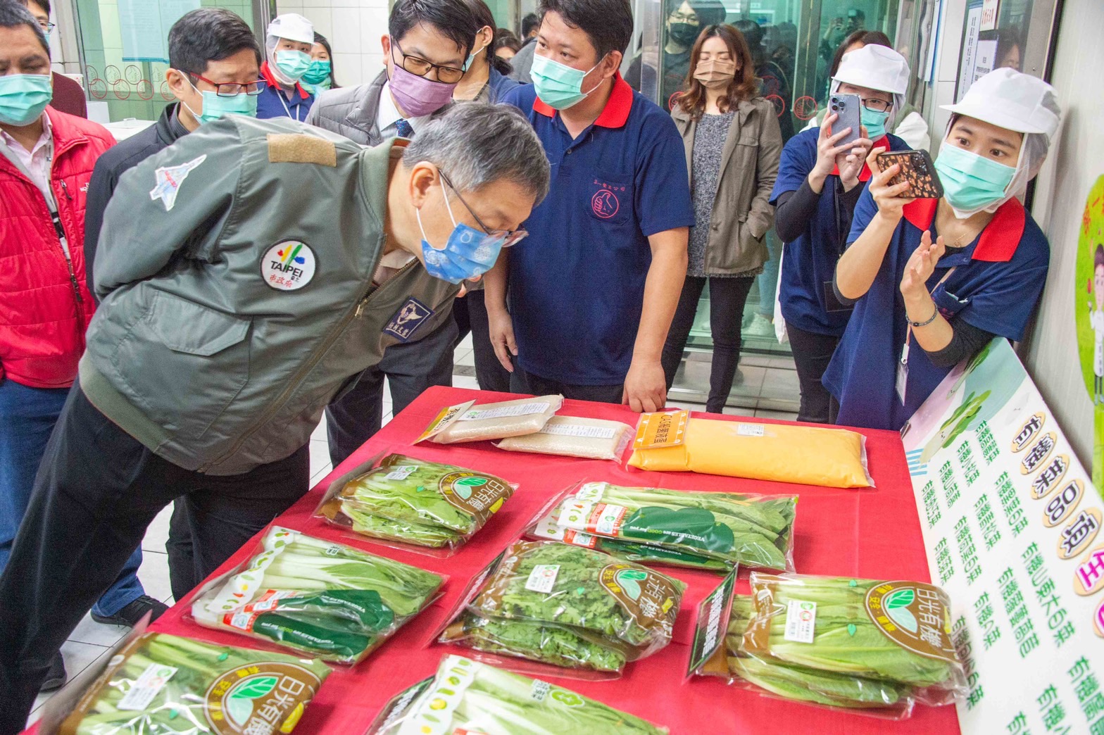 食材價格飆漲，台北市長柯文哲(前)1日視察北市學校午餐團膳工廠，了解供應情況。(北市府提供)