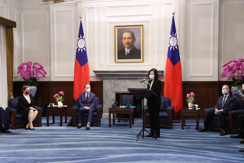 總統蔡英文（右2）2日上午在總統府秘書長李大維（右1）陪同下，接見美國總統拜登指派前參謀首長聯席會議主席穆倫（Michael Glenn Mullen）（左2）率領的跨黨派資深代表團。左為美國在台協會（AIT）台北辦事處長孫曉雅（Sandra Oudkirk）。 (圖：中央社)