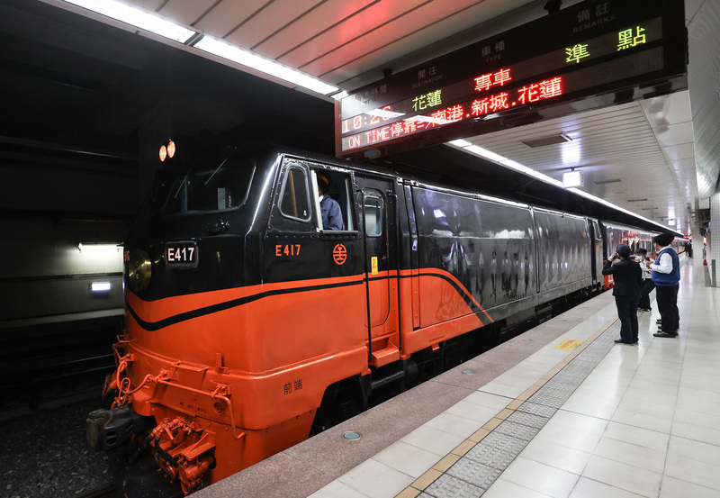 台鐵因五一不加班導致觀光列車停駛，旅遊業者表示，將協助旅客延期或退費，並不另外收取手續費。圖為鳴日號(圖：中央社)