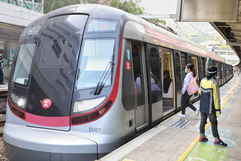 香港建築、道路與公共交通工具的無障礙環境，仍有待改善。圖為香港地鐵。(資料照片／中通社提供／中央社)