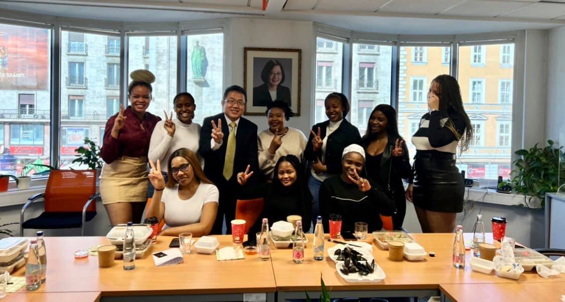 俄烏戰火波及史瓦帝尼學生，匈牙利駐處馳援送暖。 (圖:駐匈牙利代表處)