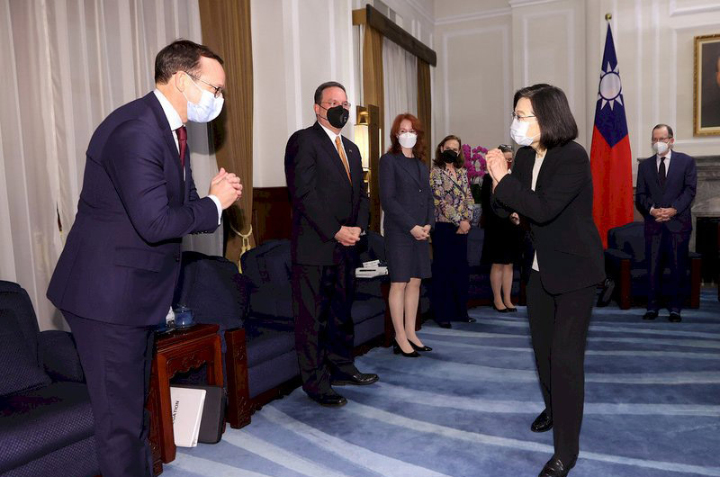 總統蔡英文（前右）2日在總統府接見美國總統拜登指派的跨黨派資深代表團，與美國前參謀首長聯席會議主席穆倫（Michael Glenn Mullen）（後右）、前國防部政策次長佛洛諾伊（Michele A. Flournoy）（左4）、前白宮副國安顧問歐蘇利文（Meghan L.O'Sullivan）（左3）、前白宮國安會亞洲事務資深主任葛林（Michael Green）（左2）及前白宮國安會亞洲事務資深主任麥艾文（Evan S. Medeiros）（左1）等致意。(圖：中央社)