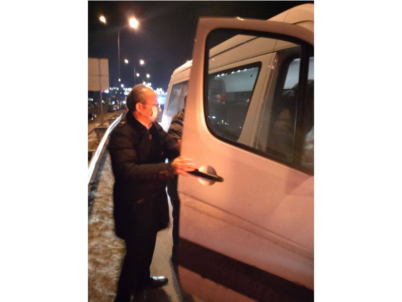 外交部安排的第二台撤僑專車抵達波蘭，駐波蘭代表陳龍錦前往協助照料國人 (外交部提供)