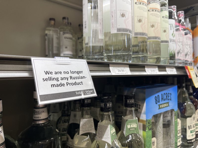 為了譴責俄羅斯入侵烏克蘭，美國加州一處酒類專賣店的貨架上貼出告示「我們不再販售任何俄羅斯製造的產品」。 (圖：中央社)