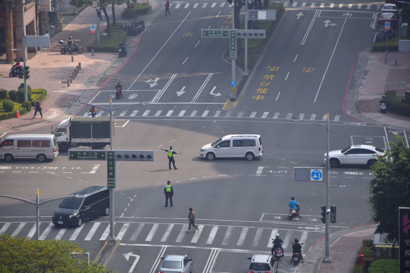 全台3日上午9時左右無預警大範圍停電，台南、高雄更全區停電，高雄市警察局已通知所有員警、義交前往各大路口指揮交通。（高市警交通警察大隊提供）