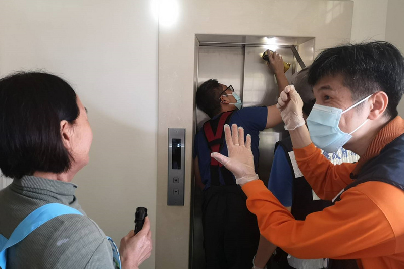 全台3日多處大停電，消防署截至晚間8時15分最新統計，全國電梯受困案共328件、救出395人。(圖：中央社)