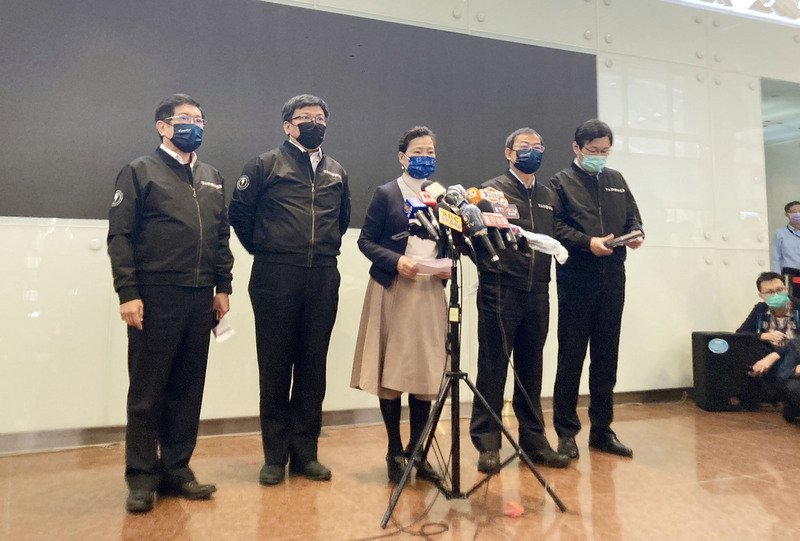 全台3日上午無預警大範圍停電，經濟部長王美花（中）出面說明。中央社記者梁珮綺攝  111年3月3日 (圖：中央社)