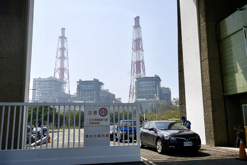 圖為高雄興達發電廠車輛進出情形。(圖：中央社)