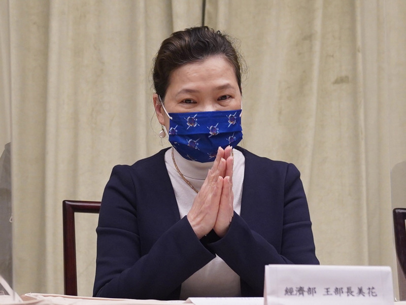 興達電廠開關場3日上午發生事故，導致全台大範圍停電，台電初判是人為疏失。經濟部長王美花（圖）為此向行政院長蘇貞昌自請處分，並在晚間的記者會上雙手合十表達歉意。 (圖：中央社)