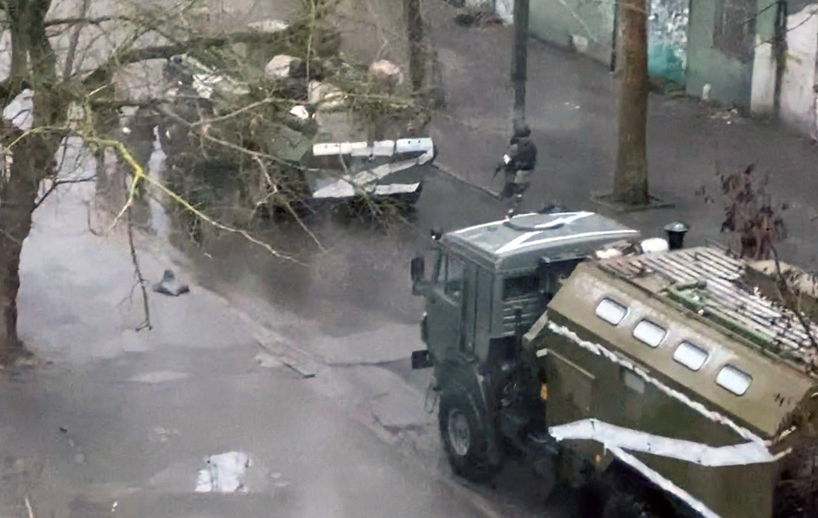 俄國軍隊經過3天圍城後，於3月3日奪下港口城市刻松。圖為早前市區的軍用卡車和坦克。(路透社/達志影像)