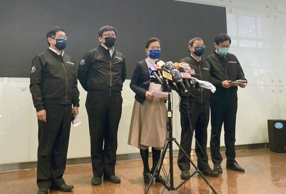 經濟部長王美花(中)率經濟部次長曾文生(左二)、台電董事長楊偉甫(左一)、總經理鍾炳利(右二)說明0303全台大停電事故，並向社會致歉。(謝佳興 攝)