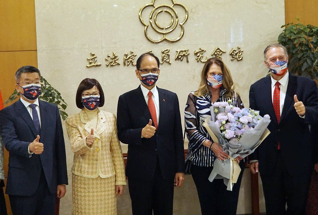 美國前國務卿蓬佩奧(右1)來台訪問，立法院長游錫堃(中)與朝野黨團4日傍晚於立法院款宴蓬佩奧伉儷等人，游錫堃盛讚蓬佩奧是「台灣最重要的友人」，更是「台美關係」躍昇的關鍵推手。（圖：劉玉秋攝）
