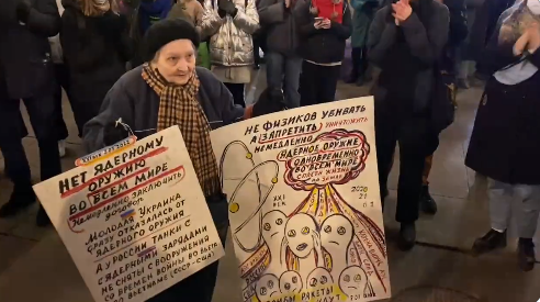 在二戰中的列寧格勒圍城中倖存下來的77歲活動家葉蓮娜·奧西波娃（Yelena Osipova）帶著標語抗議入侵烏克蘭而遭捕。(圖:Twitter/@aperegarom)