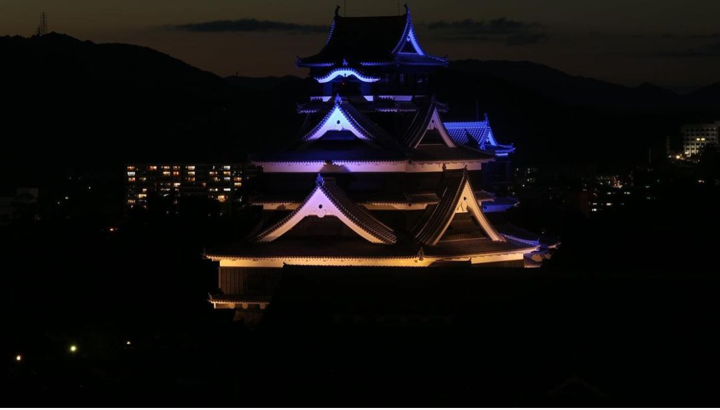 熊本城天守閣上打出和烏克蘭國旗相同的顏色，表達哀悼犧牲者與反戰之意。(IG)