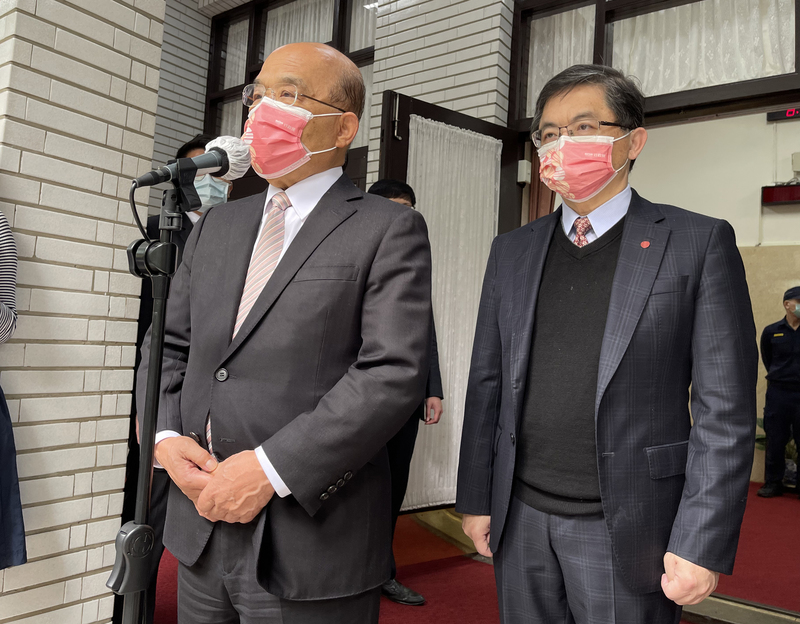 興達電廠開關場事故釀大停電，波及全台549萬戶。行政院長蘇貞昌（左）4日上午在立法院受訪表示，3日發生這起事故，初判是人為疏失，對於全國用戶受到影響，他要表示最深的歉意。 (圖：中央社)