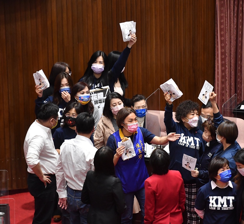 國民黨立院黨團4日質疑經濟部長王美花曾以「賭雞排」來表示不會缺電，如今應兌現承諾「發雞排」並下台負責。國民黨立委還在立法院議場內發放「美花牌跳電雞排」杯葛議事。(圖：中央社)