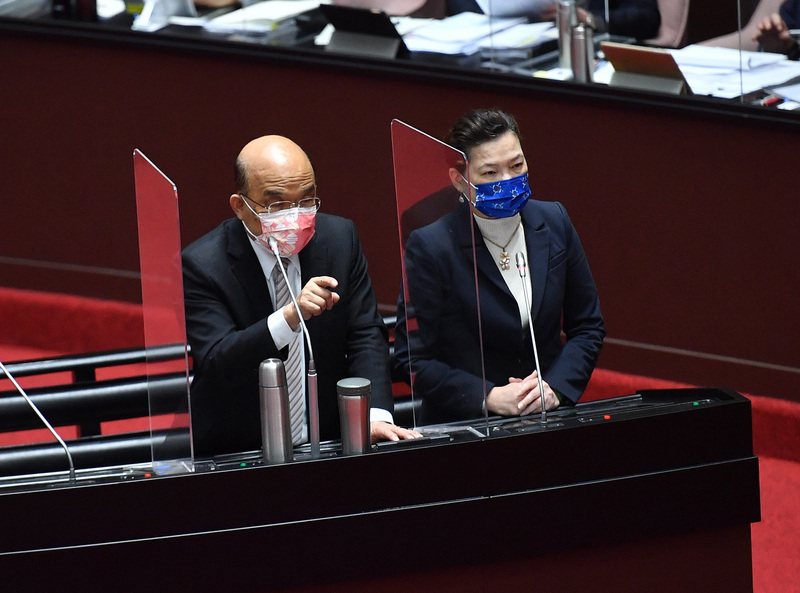 行政院長蘇貞昌（左）與經濟部長王美花（右）4日赴立法院院會進行施政報告，並就0303興達電廠事故導致全台停電接受立委質詢。 (圖：中央社)