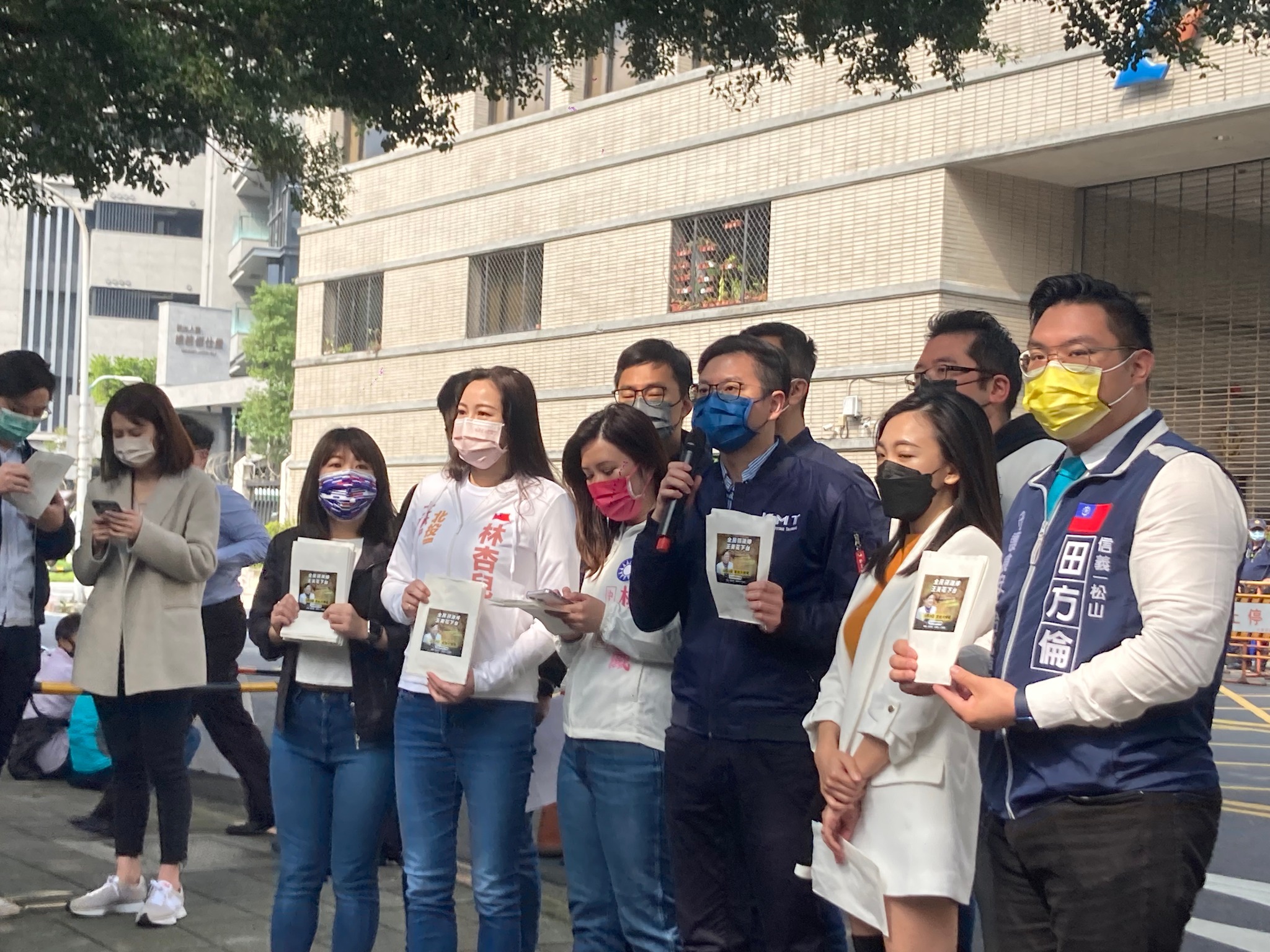 針對0303全台大停電，國民黨文傳會主委凌濤(右3)4日率眾前往經濟部大門口抗議，要求經濟部長王美花兌現承諾，請民眾吃雞排後下台。(謝佳興 攝)