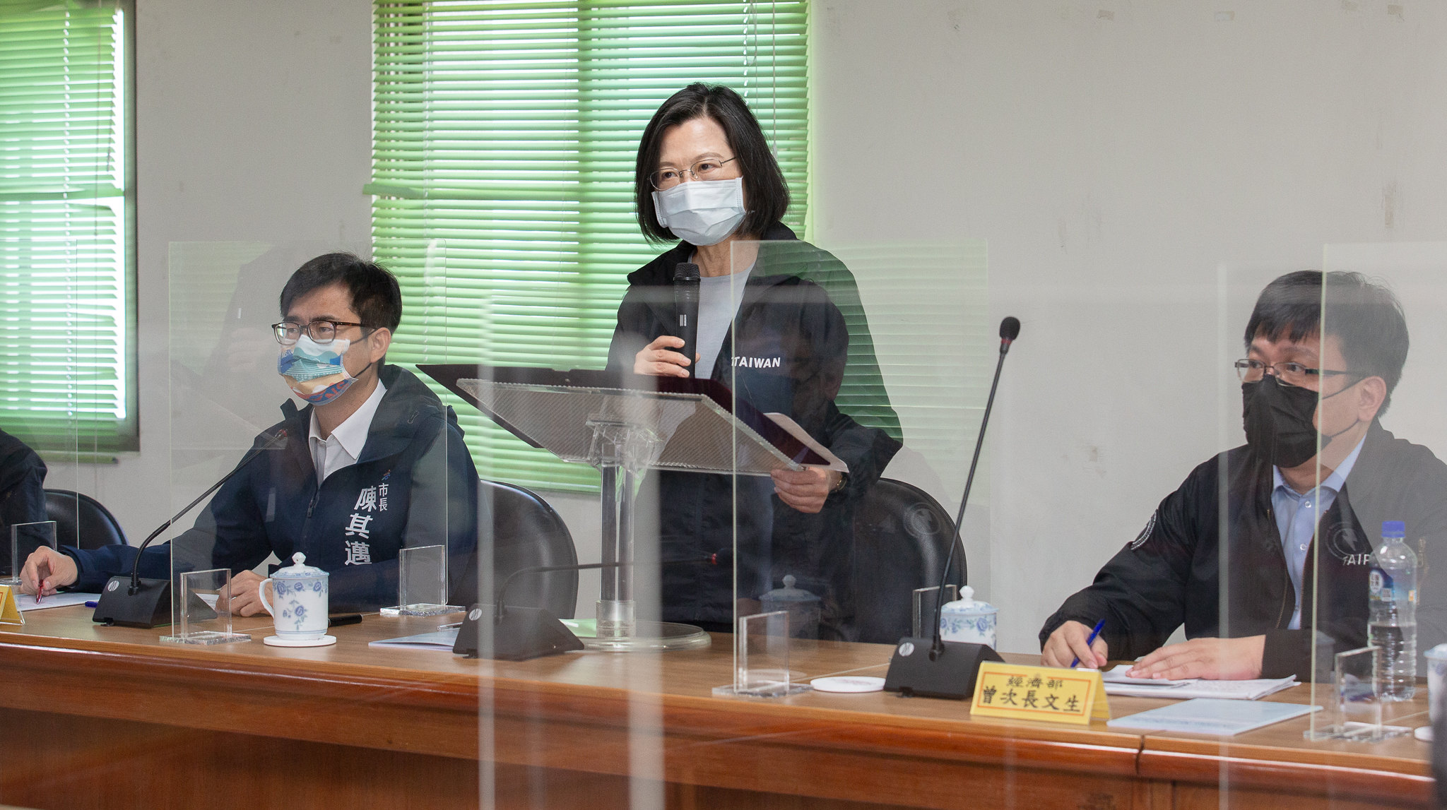 蔡英文總統4日南下視察興達電廠。 (圖:總統府)