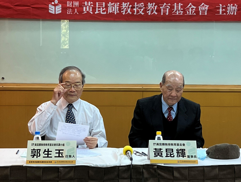 黃昆輝教授教育基金會針對全台大學學生進行「大學生經濟生活調查」網路問卷調查，5日上午舉辦記者會，由基金會董事長黃昆輝（右）、民調小組召集人郭生玉（左）等人發表結果。 (圖：中央社)