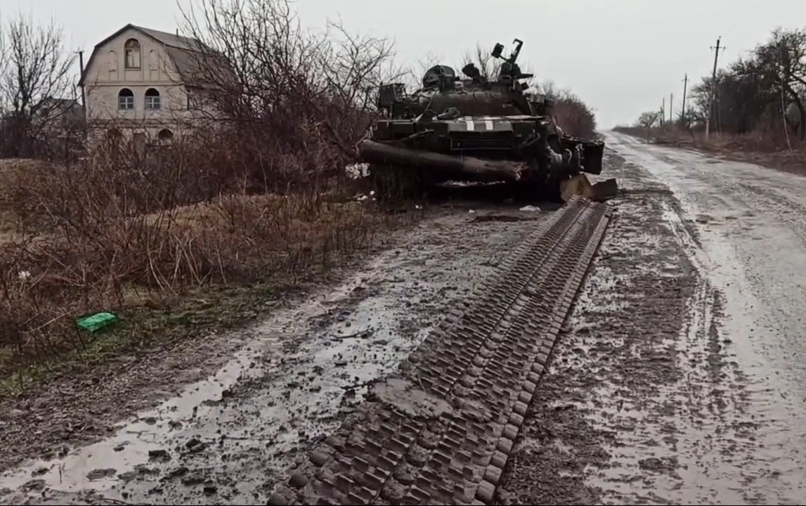 一輛受損的烏克蘭軍隊坦克出現在馬立波(Mariupol)格努托沃村附近。(俄羅斯國防部資料畫面/AFP)