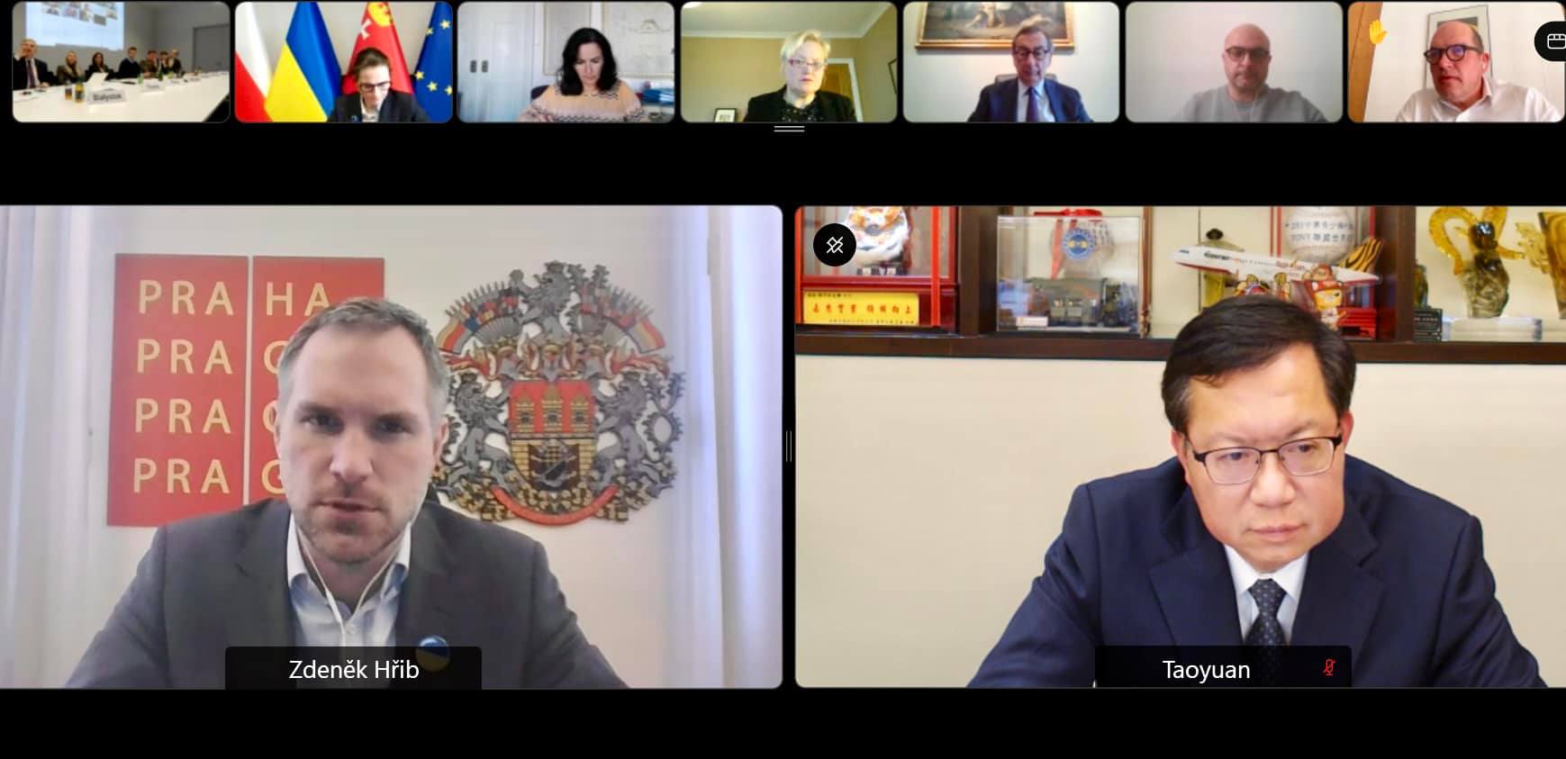 桃園市長鄭文燦(右下)透過視訊參與自由城市聯盟舉辦的會議，討論如何援助烏克蘭。(鄭文燦臉書)