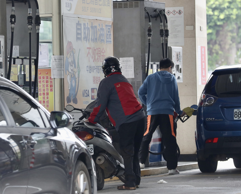台灣中油公司今天(5日)宣布，6日凌晨零時起汽、柴油各調降新台幣0.1元及0.2元。 (圖：中央社)