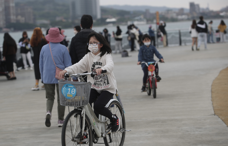 中央氣象局表示，6日晚起鋒面通過及大陸冷氣團南下，各地轉為有雨天氣。圖為民眾白天在淡水河邊騎自行車。 (圖：中央社)