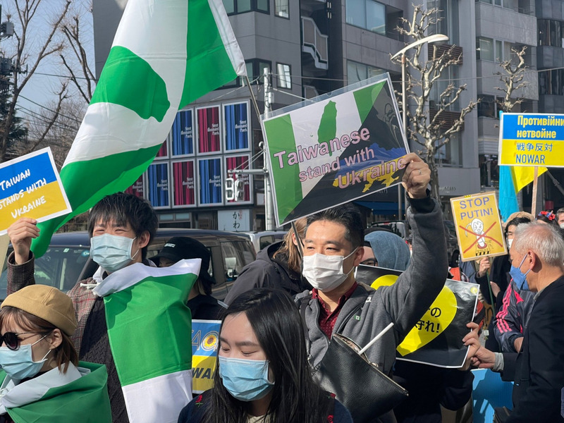 旅居日本的烏克蘭人等5日在東京澀谷舉行挺烏克蘭大遊行，表達反對俄羅斯發動戰爭的心聲。有多名旅日台僑也參加，表達力挺烏克蘭的心意。 (圖：中央社)