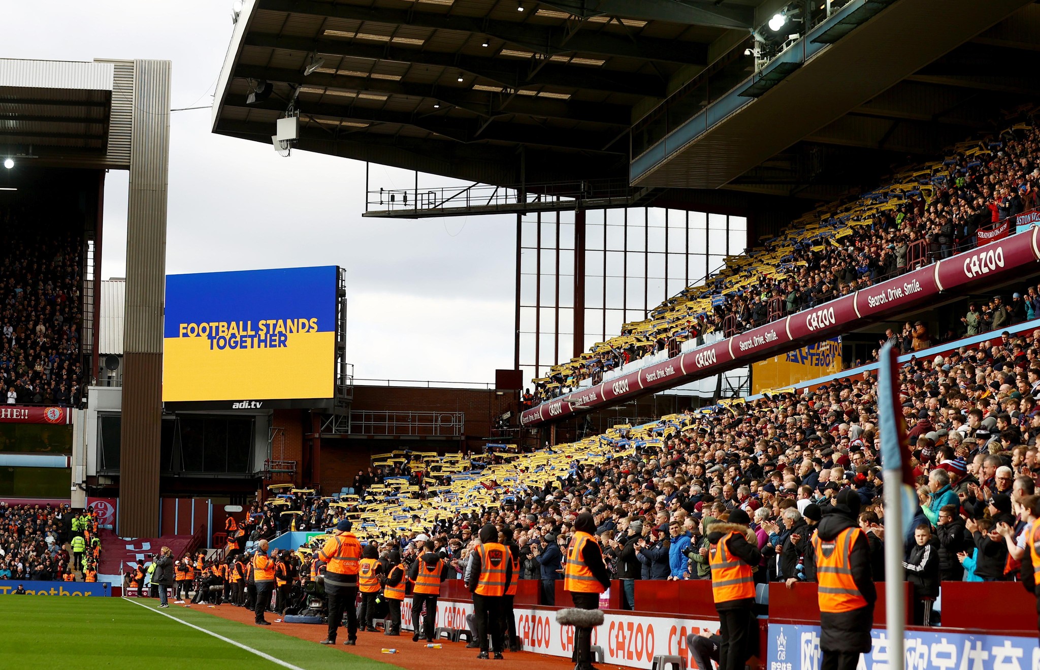 根據英超聯賽官方宣布，5日到7日的比賽中，所有隊長將佩戴烏克蘭國旗配色的臂章上場，同時每場比賽的球場大螢幕會顯示「FOOTBALL STANDS TOGETHER」字樣。 (FB/@premierleague)