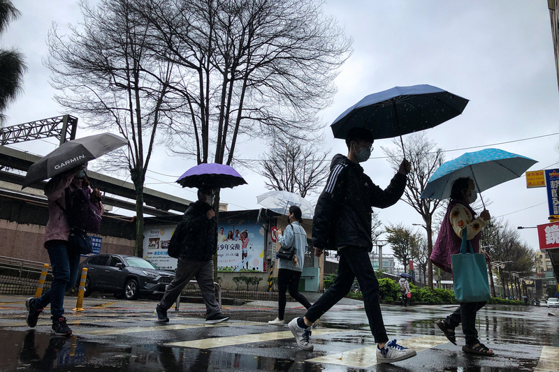 水氣增加北東局部大雨 沿海風強浪大 (圖：中央社)
