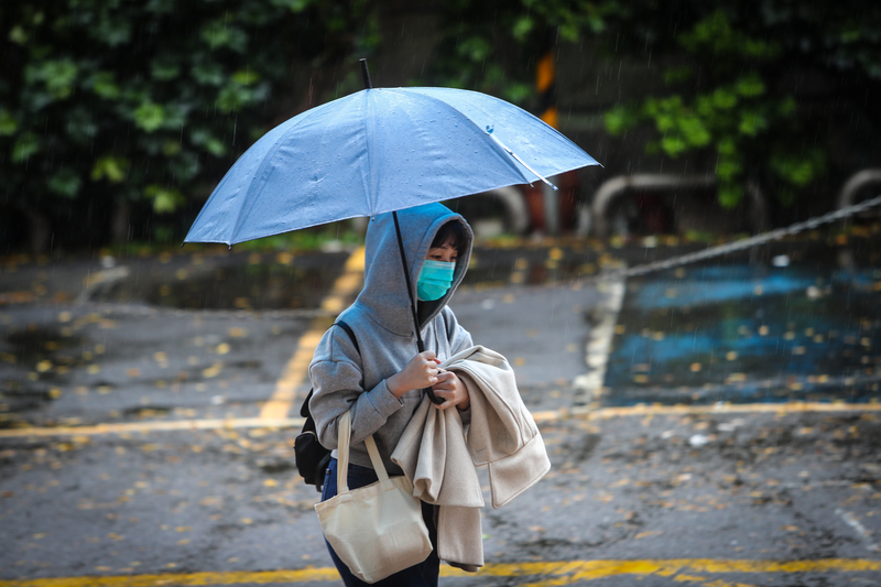 中央氣象局表示，7日鋒面通過及大陸冷氣團南下，中部以北及宜花地區有較全面性的降雨。 (圖：中央社)