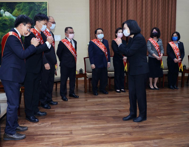 總統蔡英文（前右）7日在總統府接見第15屆「國家卓越成就獎」、第6屆「國家傑出執行長獎」暨第39屆「國家傑出經理獎」得獎人，向大家拱手問候。 (圖：中央社)
