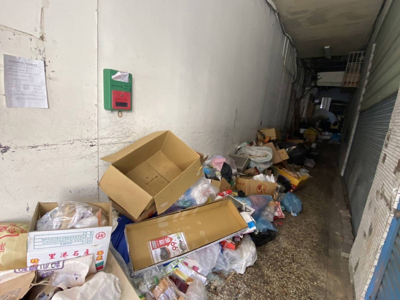 消防署今天(9日)表示，針對高風險集合住宅各地方政府應積極檢查執行，禁止堆積雜物 。圖為台中興中街大樓通道堆積雜物情形。（台中市環保局提供） (圖：中央社)