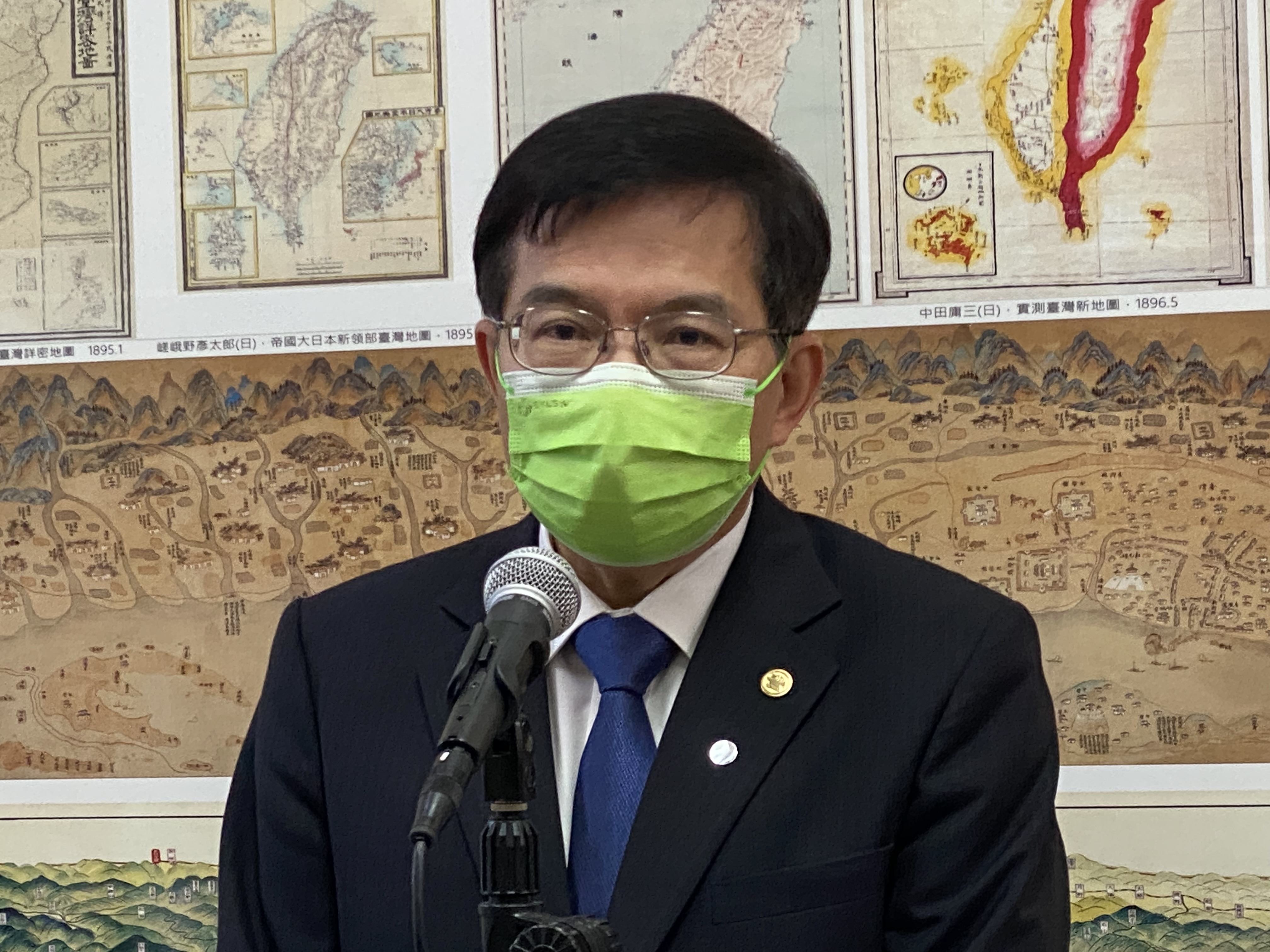 交通部長王國材9日赴立法院備詢時接受媒體聯訪。(吳琍君攝)