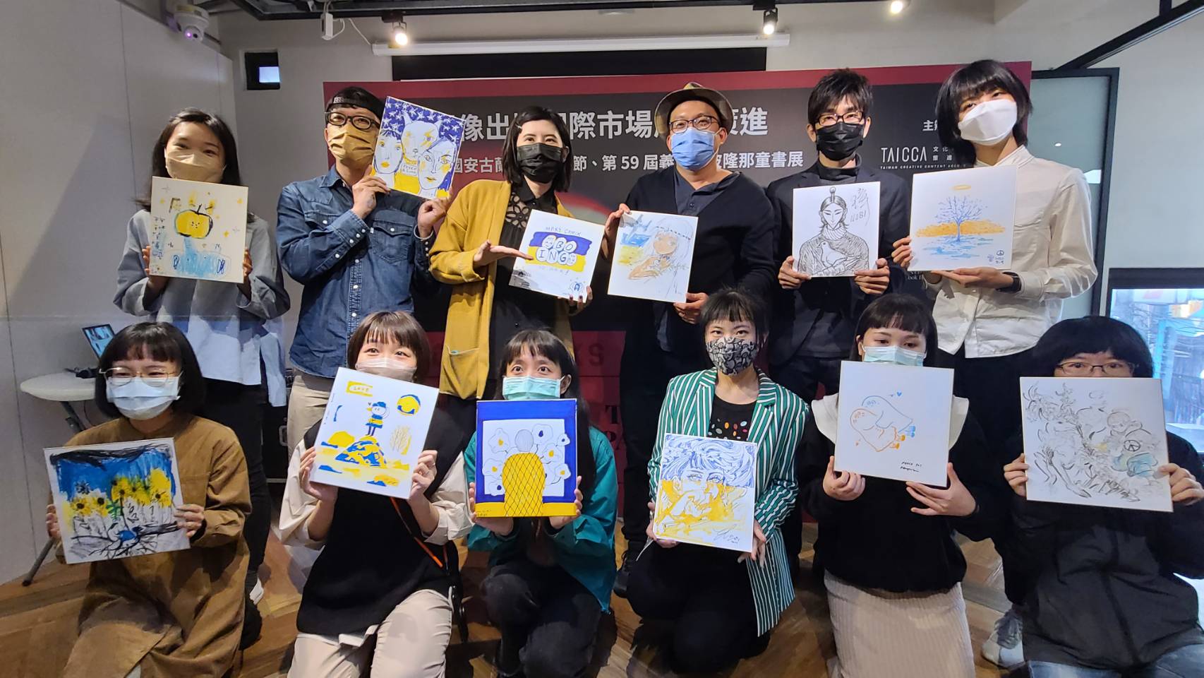 台灣近日將由文策院領軍國內圖像創作者參與第59屆義大利波隆那童書展與第49屆法國安古蘭國際漫畫節，9日行前記者會上，參展創作者們也透過現場圖像創作，表達和平、力挺烏克蘭立場。(江昭倫 攝)