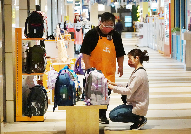 主計總處10日公布4月全體受僱員工經常性薪資，平均為新台幣4萬4,353 元，年增2.7%。(示意圖/圖：中央社)