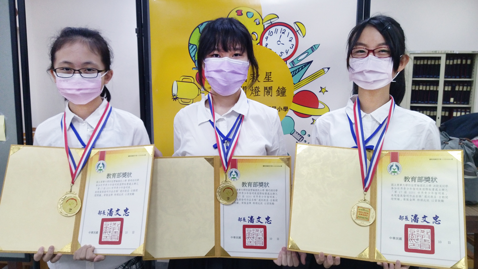 學生曹希彤、陳巧禕、洪歆芙(由左至右)共同研發「遲到救星－自動開燈鬧鐘」。(陳國維 攝)