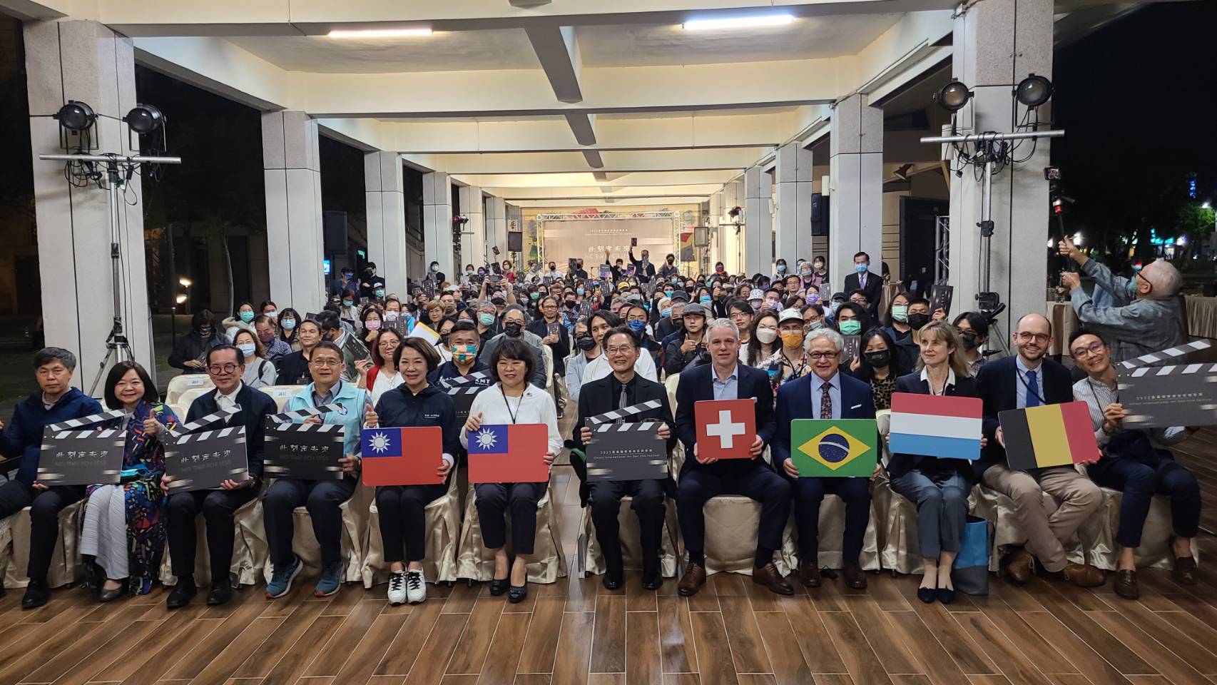 2022嘉義國際藝術紀錄影展11日晚間熱鬧揭開序幕，多達53部長短片參展,呼應「此刻定未來No Time for Less」影展主題。(江昭倫 攝)