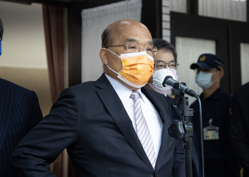 行政院長蘇貞昌（前）在立法院受訪、(資料照片/中央社)
