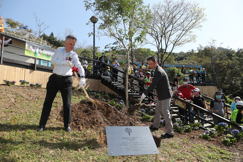 英國在台辦事處代表鄧元翰（John Dennis）（前左）12日出席台北市政府在圓山風景區的植樹節活動，與市長室涉外事務總監周台竹（前右）種下慶祝英國女王伊莉莎白二世在位70年「白金禧年」（Platinum Jubilee）、紀念台英友誼長存的樹苗。 (圖：中央社)
