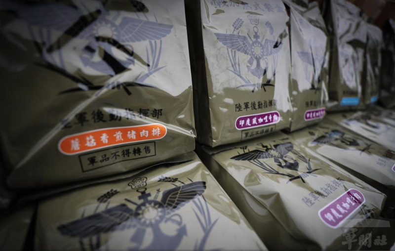 新制教育召集官兵食用的新式野戰加熱式餐盒，口味包括印度風咖哩牛肉及雞肉、羅漢蔬燴什錦，相當具有特色。(圖：中央社)