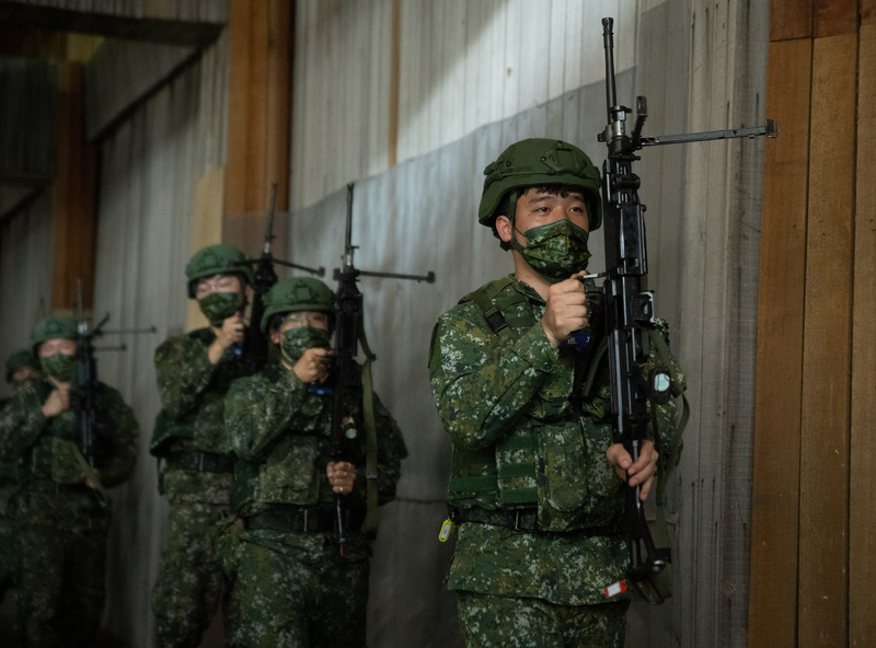 國防部14天新制教召訓練，中部地區第一梯次教召422名召員12日在二林高中報到，報到率99%。(圖：中央社)