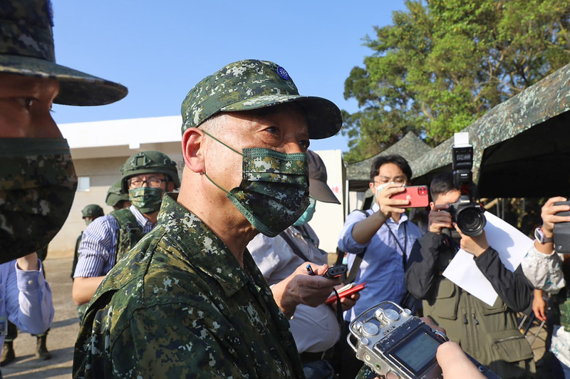 國防部長邱國正12日陪同總統蔡英文視導首批新制14天教召部隊。(圖：中央社)
