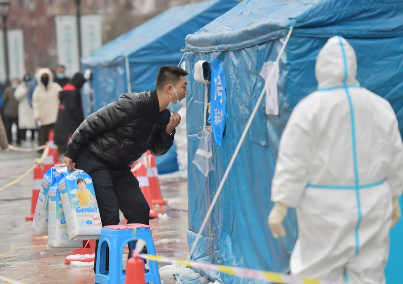 近日中國多地疫情反彈，持續以嚴格措施防堵病毒傳播。圖為吉林省長春市正在展開新一輪全員核酸檢測。（中新社提供） (圖：中央社)